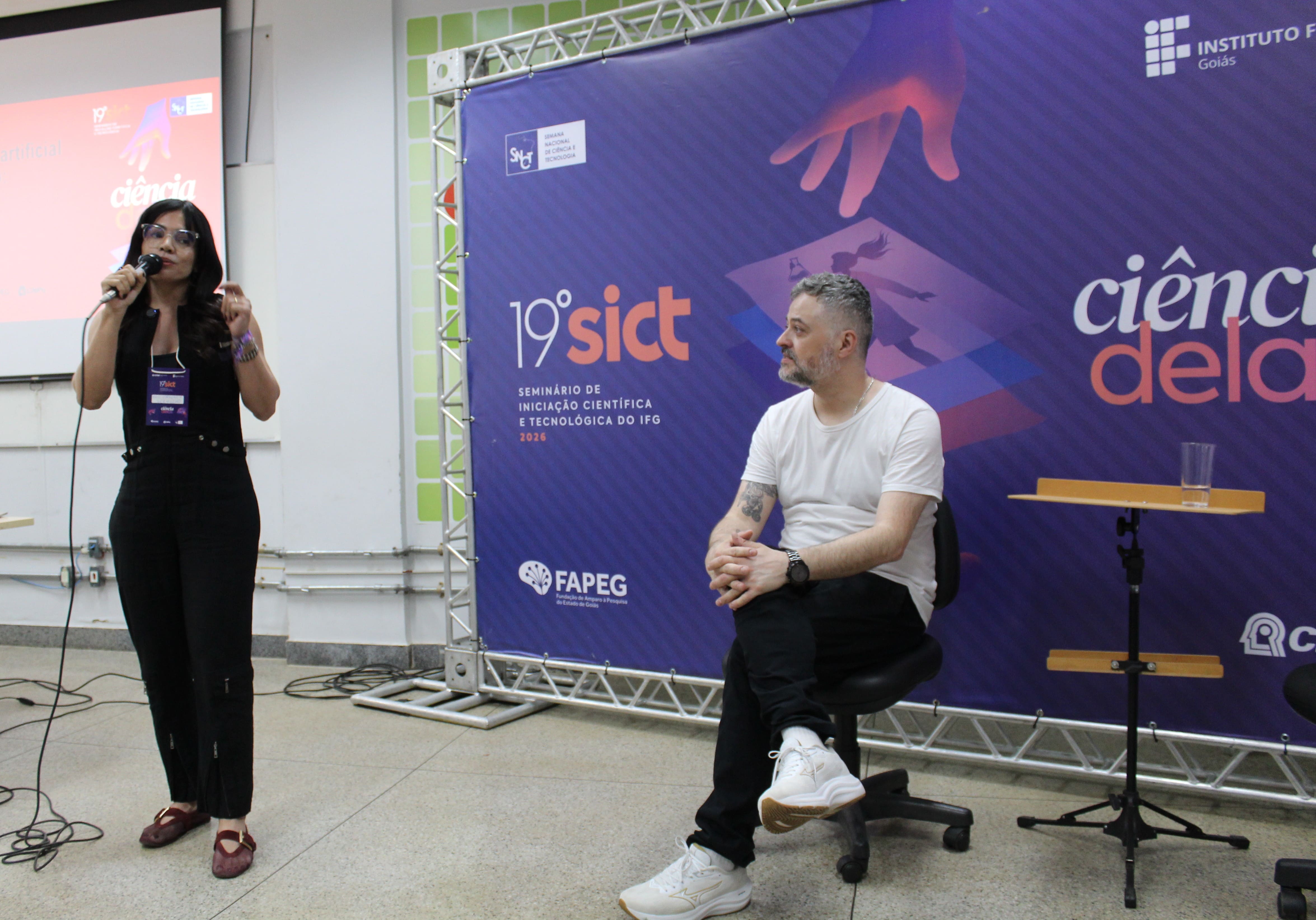 Professora Cláudia, do IFG, e professor Walter, da UFRS, falaram sobre a IA na educação, a ideologia californiana e a invisibilização das mulheres na pesquisa tecnológica